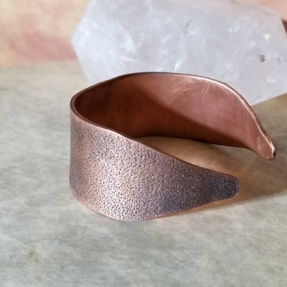 Copper cuff bracelet with Turquoise cabochon - Picture 2 of 2